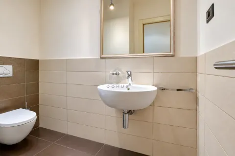 Kupatilo opremljeno umivaonikom, ogledalom i toaletom. - image 4