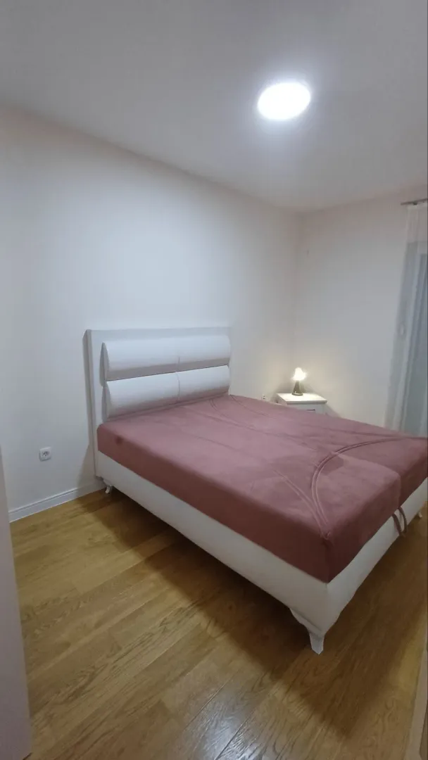 Izdavanje, jednosoban stan, 40m², Central Point, Podgorica