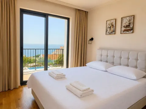 Bright bedroom with a double bed and sea view. - image 4
