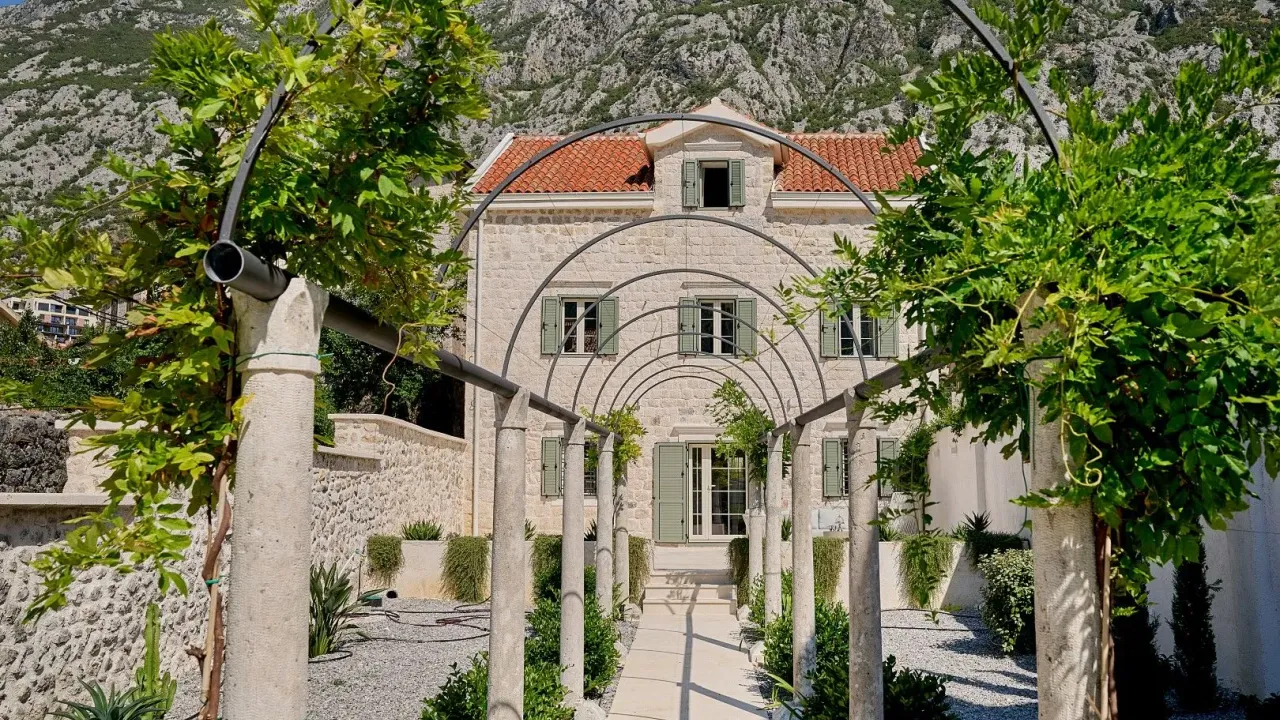 Rent, house, 200m², Dobrota, Kotor