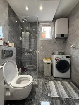 Moderno opremljeno kupatilo sa tuš kabinom i veš mašinom. - image 19