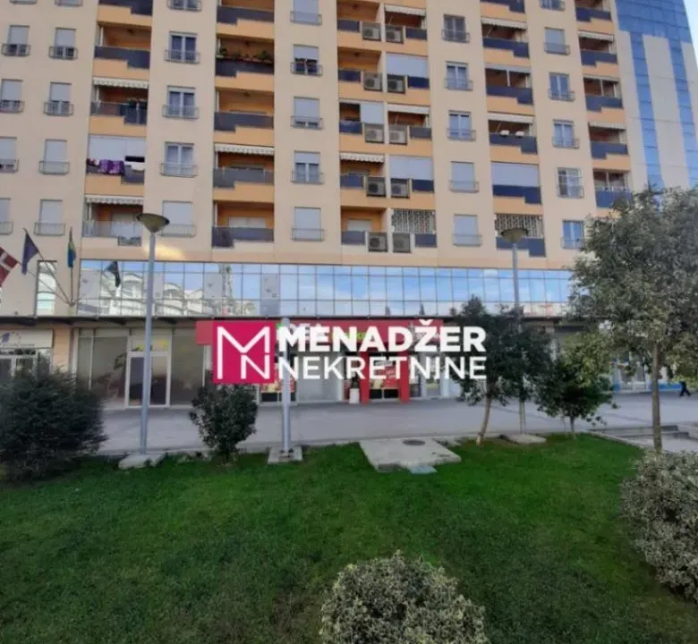 Izdavanje, četvorosoban stan, 140m², Centar, Podgorica