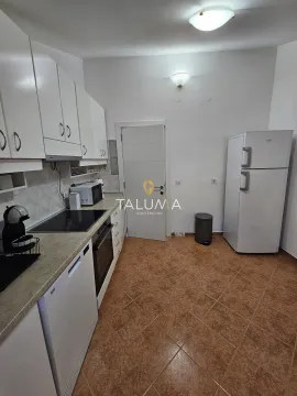 Kuhinja sa bijelim elementima, ugradnom tehnikom i frižiderom. - image 4