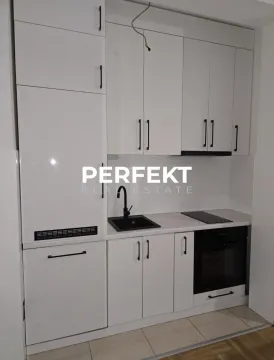 Manja bela kuhinja sa crnim detaljima i ugradnim aparatima. - image 6