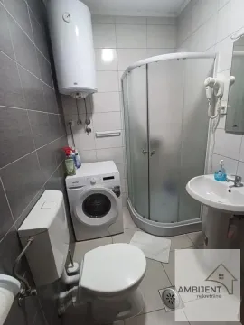 Kompaktno kupatilo sa tuš kabinom, umivaonikom, wc šoljom i veš mašinom. - image 6
