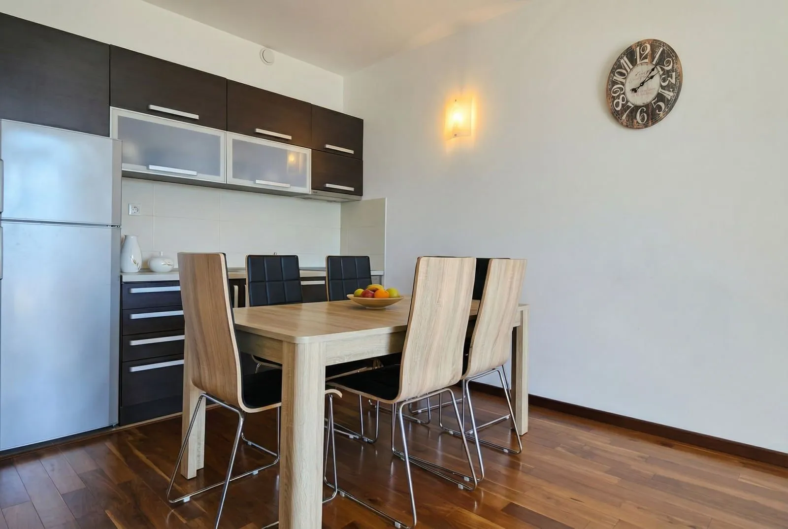 Prodaja, četvorosoban stan, 90m², Tivat, Crna Gora