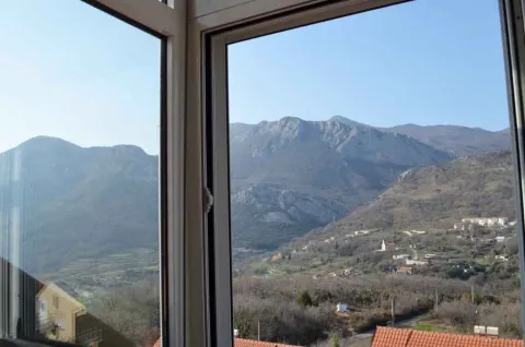 Pogled na planine i okolni krajolik kroz prozor. - image 4