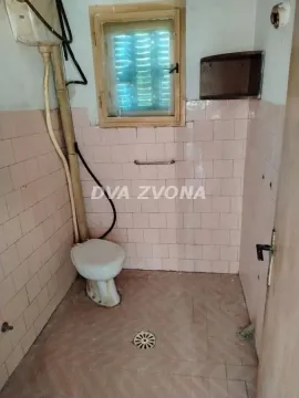 Starije kupatilo sa zidnim pločicama i wc šoljom. - image 10