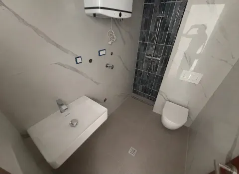 Novoopremljeno kupatilo sa tuš kabinom, umivaonikom i toaletom. - image 7