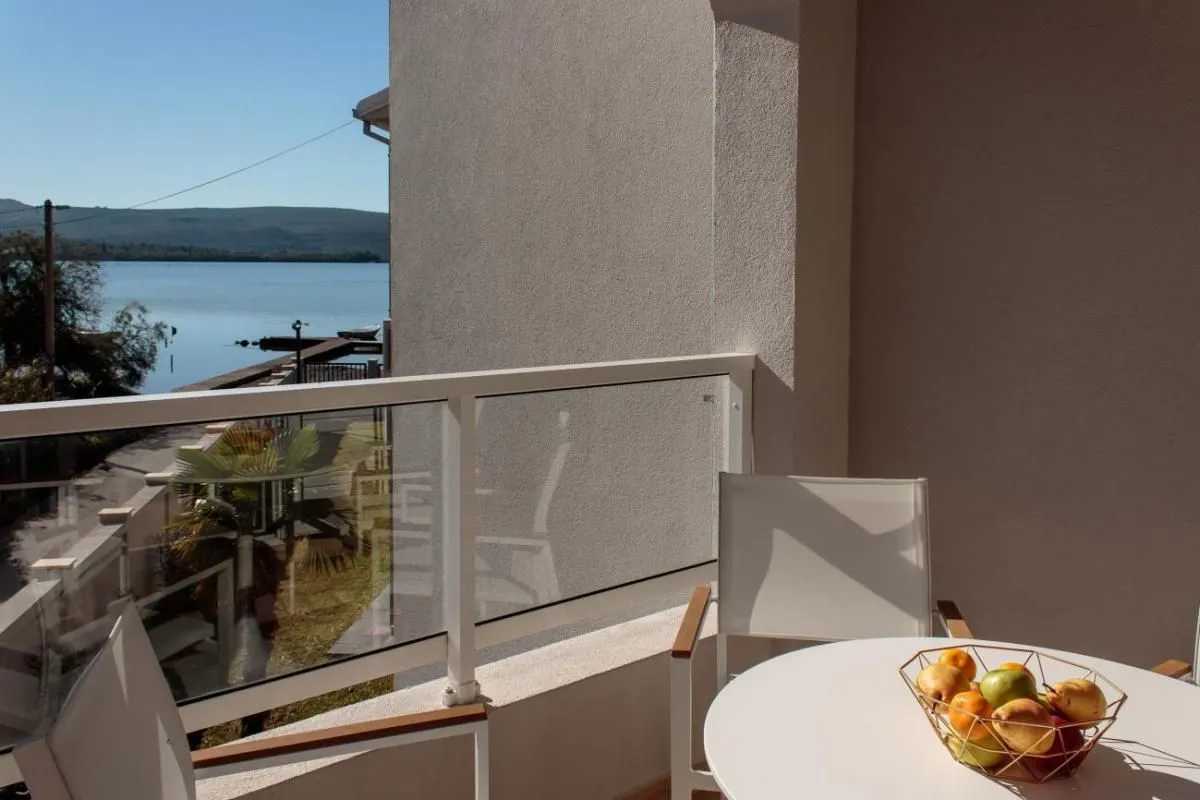 Izdavanje, dvosoban stan, 80m², Tivat, Crna Gora