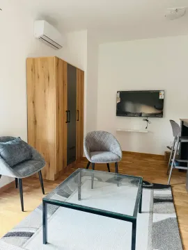 Dnevni boravak sa garniturom za sjedenje, klub stočićem i TV-om. - image 4