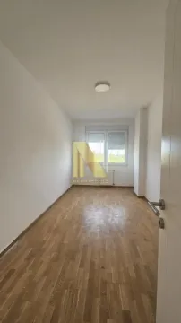 Prazna soba sa parketom i belim zidovima. - image 9