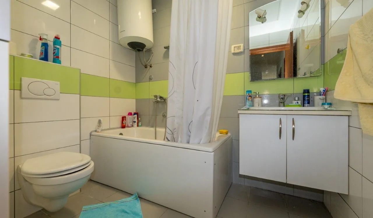 Kompaktno kupatilo sa kadom, umivaonikom, WC šoljom i bojlerom.