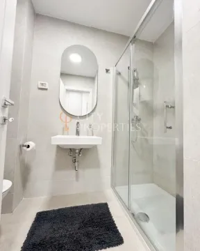 Moderne kupatilo sa tuš kabinom i umivaonikom. - image 4