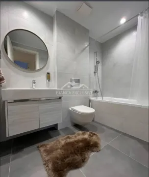 Moderno opremljeno kupatilo sa umivaonikom, WC šoljom i kadom. - image 16