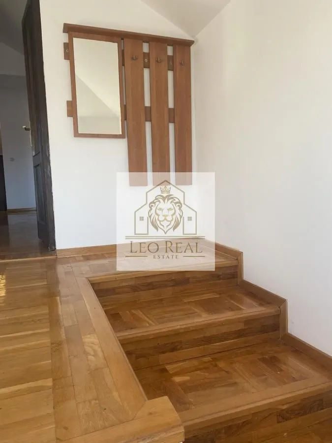 Izdavanje, kuća, 330m², Dobanovci, Surčin