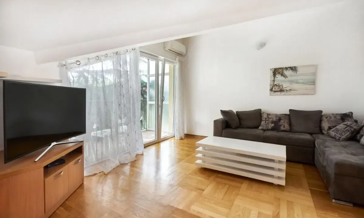 Izdavanje, dvosoban stan, 70m², Centar, Tivat