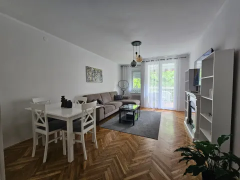 Dnevna soba sa garniturom, trpezarijskim stolom i izlazom na terasu. - image 9