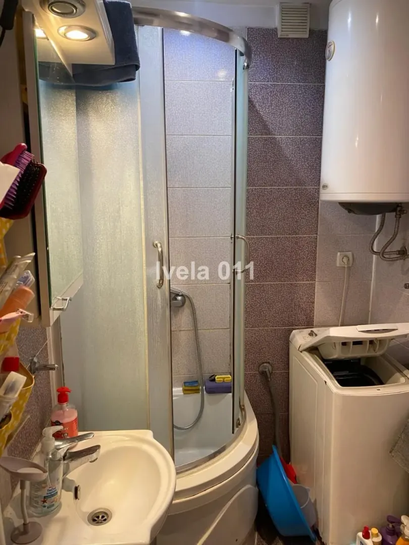 Kupatilo sa tuš kabinom, umivaonikom, veš mašinom i bojlerom.