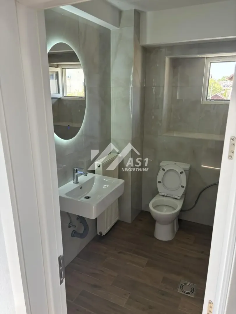 Modern equipped bathroom with a washbasin and toilet.