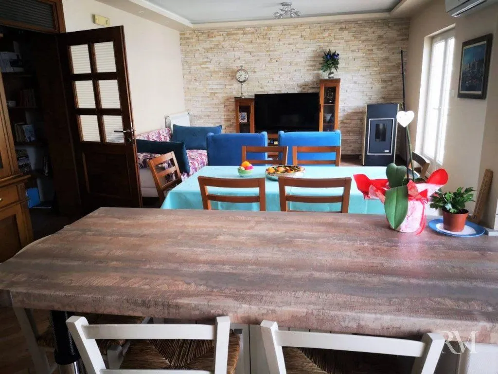 Izdavanje, trosoban stan, 130m², Dobrota, Kotor