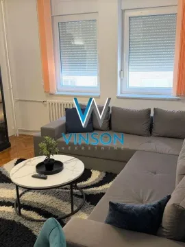 Dnevna soba sa ugaonom garniturom, stočićem i prozorima. - image 3