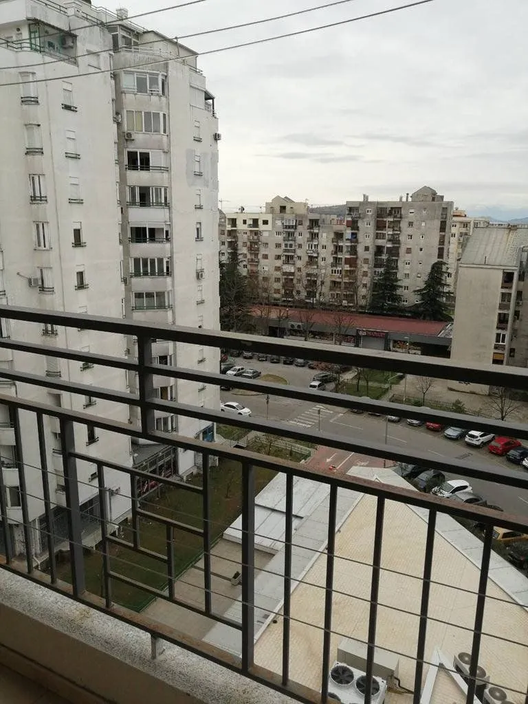 Izdavanje, trosoban stan, 100m², Blok 6, Podgorica