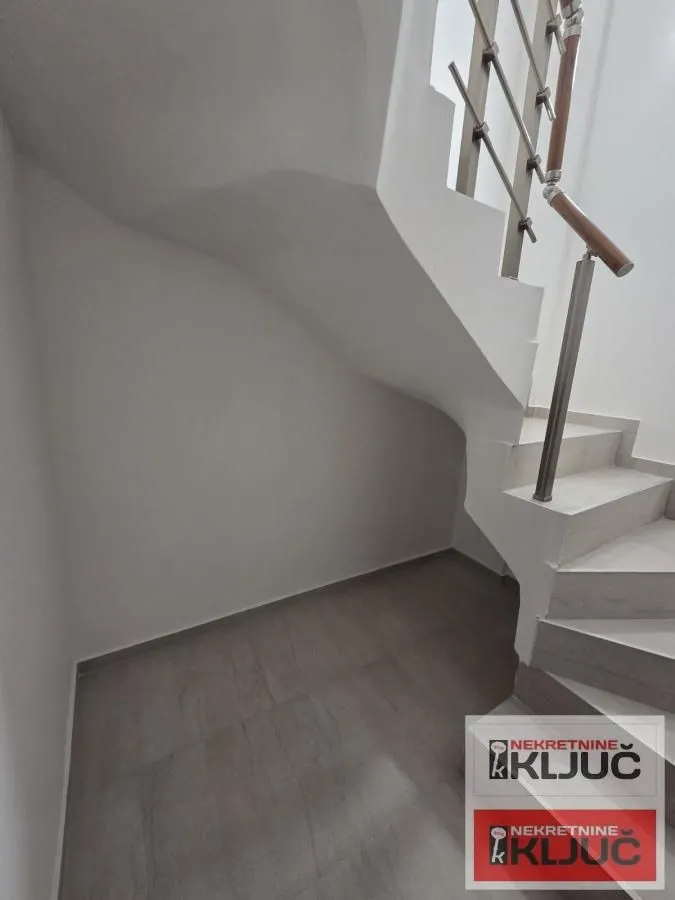 Prodaja, trosoban stan, 68m², Petrovaradin, Novi Sad