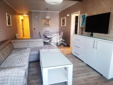Dnevna soba sa garniturom, stočićem i TV komodom. - image 2