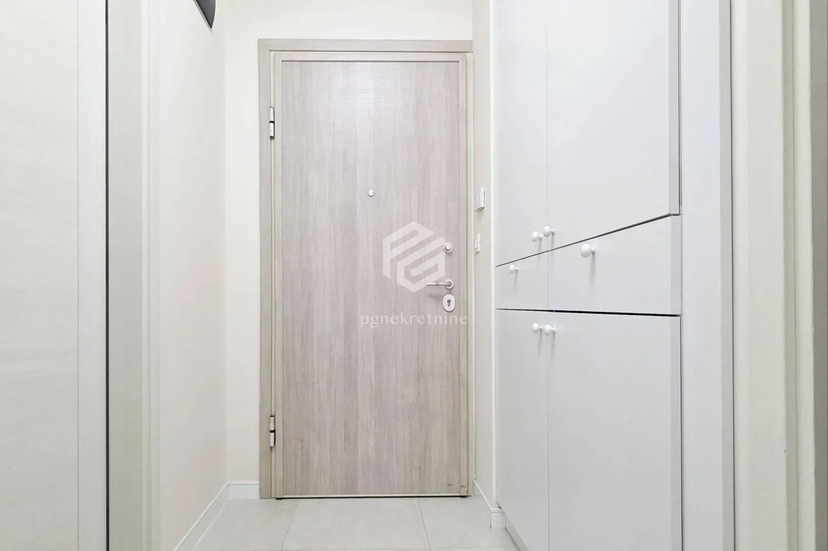 Izdavanje, jednosoban stan, 49m², Central Point, Podgorica