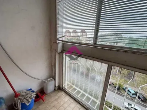 Zastakljeni balkon sa velikim prozorima i pogledom na ulicu. - image 5