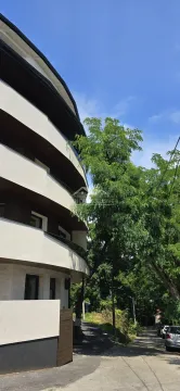 Pogled na spoljašnjost stambene zgrade i okruženje. - image 16