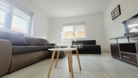 Dnevna soba sa garniturom, stočićem i televizorom. - image 5