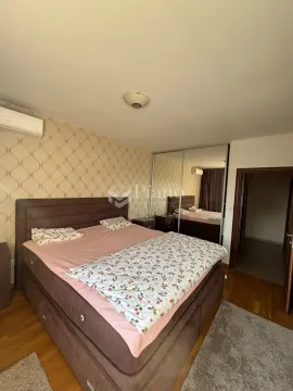 Furnished bedroom with a double bed, mirrored wardrobe, and air conditioning. - image 6
