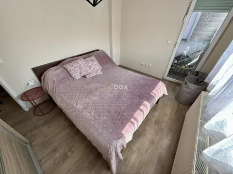 Nameštena spavaća soba sa bračnim krevetom i izlazom na terasu. - image 12