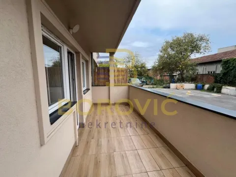 Prostrani popločani balkon sa pogledom na okolinu i dvorište. - image 14