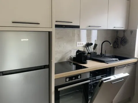 Izdavanje, dvosoban stan, 70m², Dobrota, Kotor - image 12