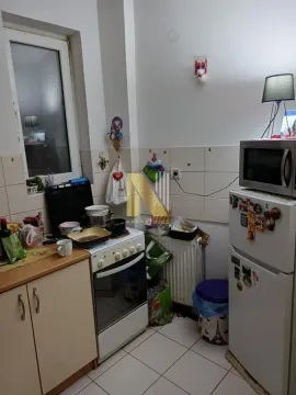 Manja kuhinja sa štednjakom, frižiderom i elementima. - image 11