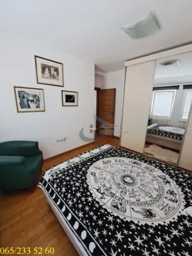 Nameštena spavaća soba sa bračnim krevetom, velikim plakarom i foteljom. - image 14