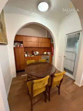 Manja kuhinja sa trpezarijskim stolom i žutim stolicama. - image 4