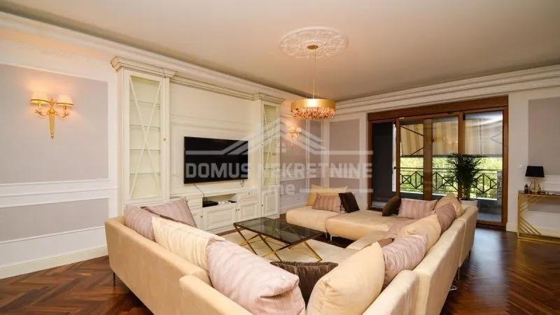 Svijetla i prostrana dnevna soba sa udobnim namještajem i TV-om.
