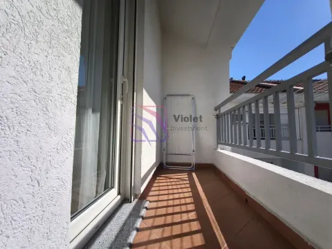 Nenameštena terasa sa ogradom i pogledom na susjedne objekte. - image 5