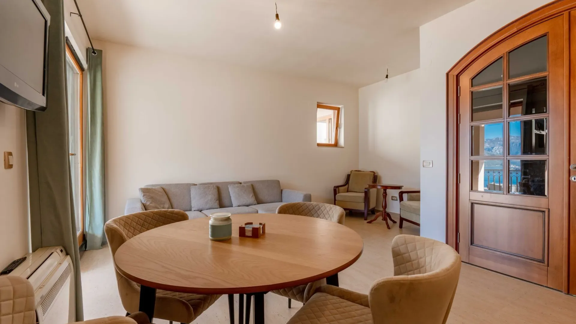 Prodaja, dvosoban stan, 106m², Dobrota, Kotor