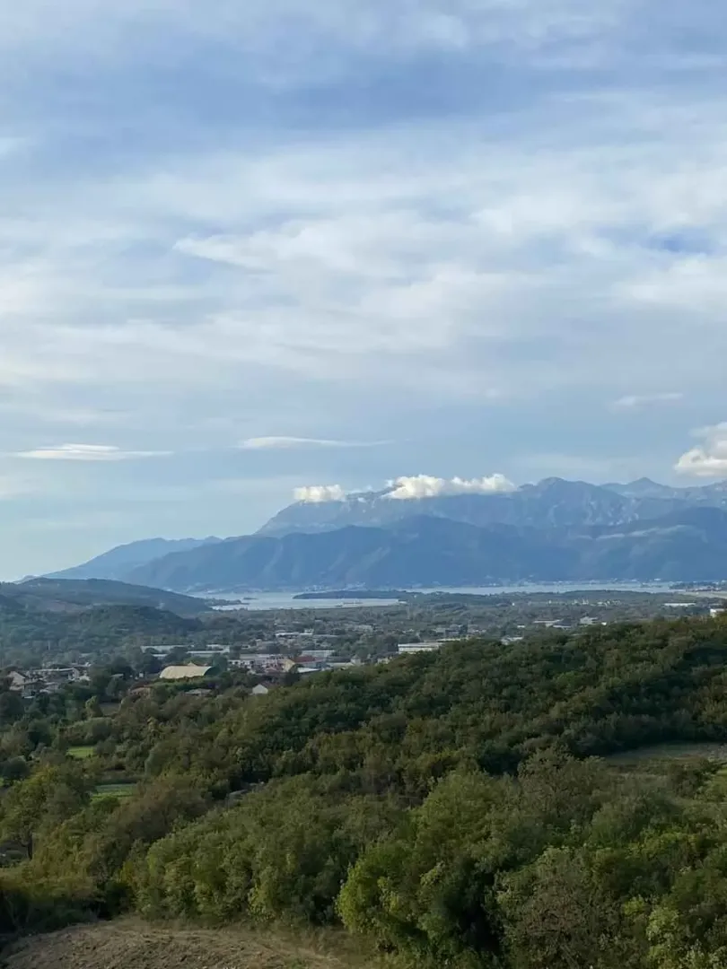 Pogled na okolni pejzaž i planine u daljini.