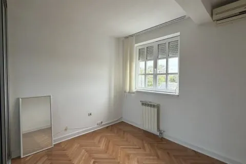 Prazna soba sa prozorom, parketom na podu i ogledalom. - image 10
