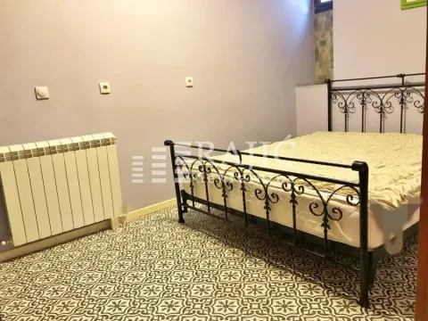 Spavaća soba sa metalnim krevetom i radijatorom. - image 5
