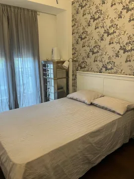 Spavaća soba sa bračnim krevetom i cvijetnim tapetama. - image 6