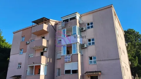 Spoljašnji izgled stambene zgrade sa balkonima i klima uređajima. - image 7
