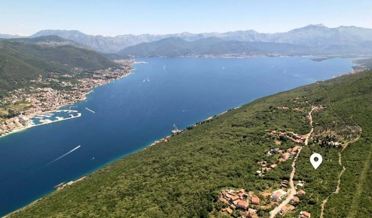 Pogled iz vazduha na zaliv i okolni pejzaž sa označenom lokacijom.