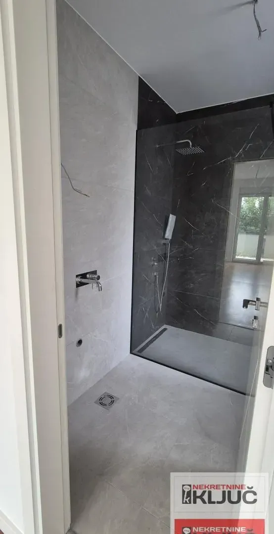 Prodaja, četvorosoban stan, 130m², Novo naselje, Novi Sad